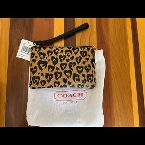 NEW! Authentic! COACH F23620 CORNER ZIP WRISTLET WITH WILD HEART PRINT